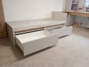 Postel s nočním stolkem (byt Ostrava)