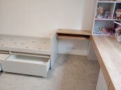 Postel s nočním stolkem (byt Ostrava)